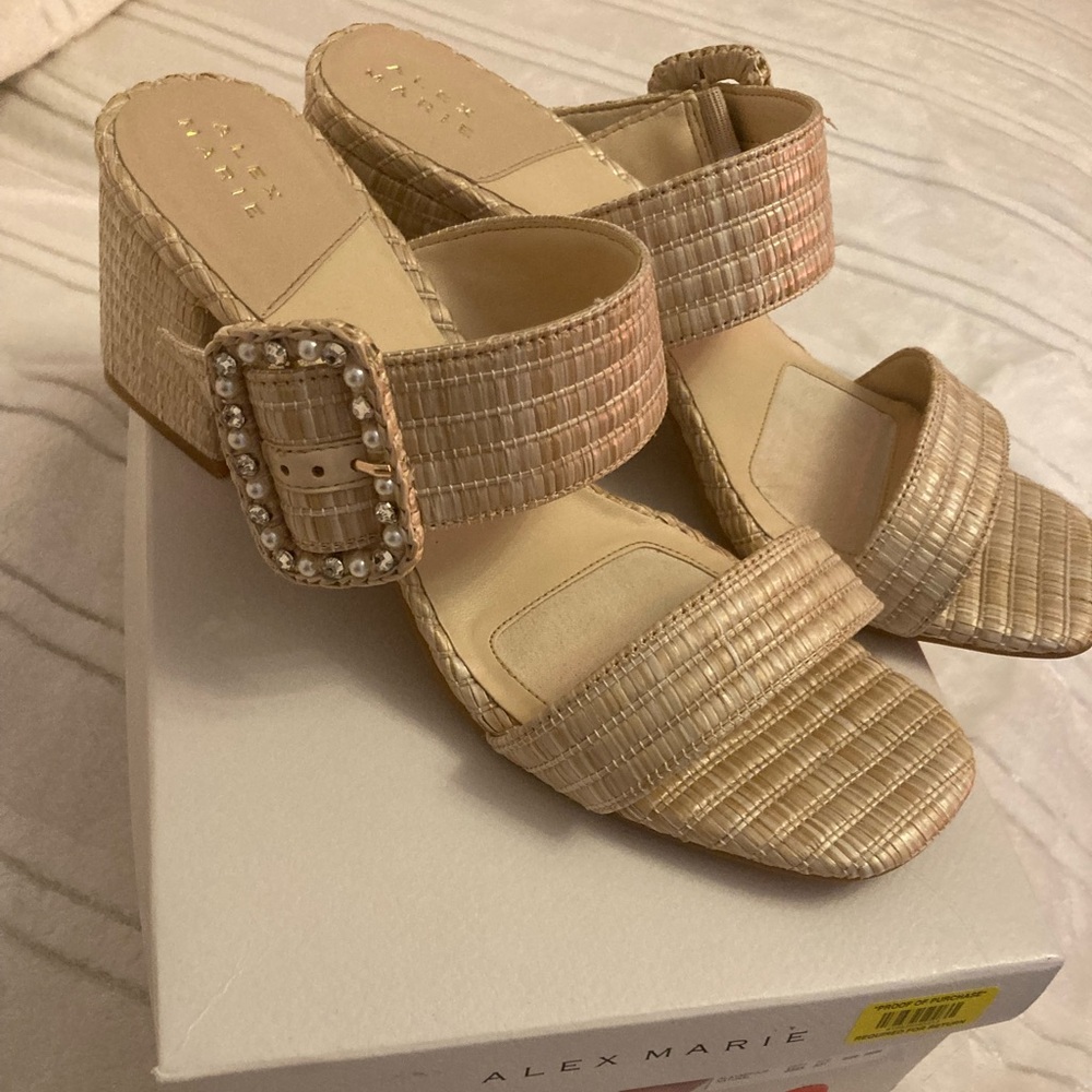 Block heel sandals with pearl buckle